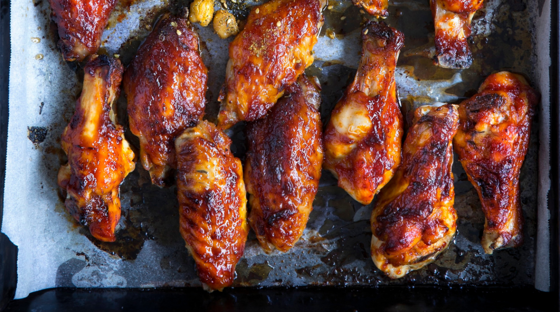 Teglia con alette di pollo marinate con miscela di za'atar e arrostite in forno.