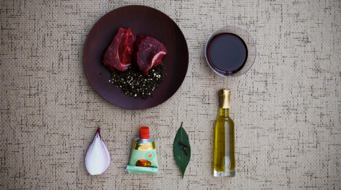 ingredienti del peposo: carne, olio, vino, passata di pomodoro, alloro e cipolla
