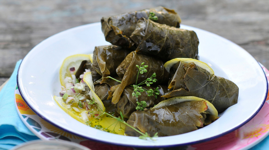 Polpettine con peperoni in agrodolce in foglia di vite