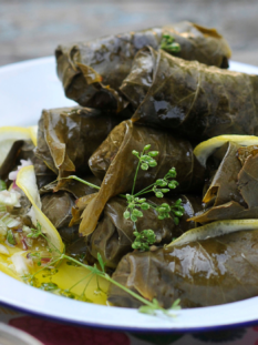 Polpettine con peperoni in agrodolce in foglia di vite