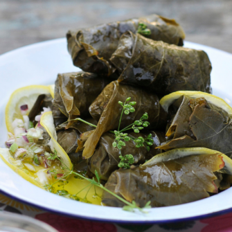 Polpettine con peperoni in agrodolce in foglia di vite