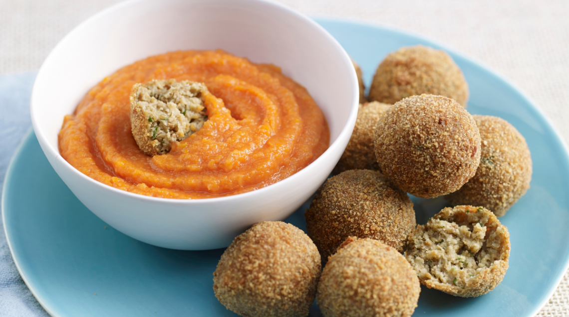 polpette di lenticchie con ciotolina di salsa arancione