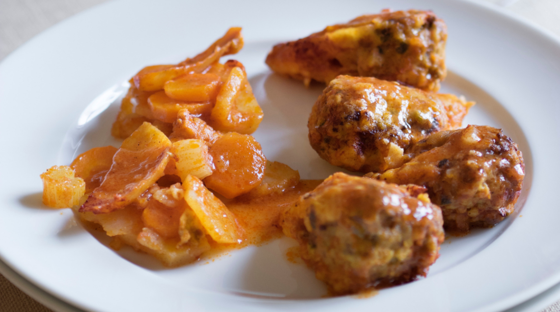Polpette di manzo in umido con contorno di verdura