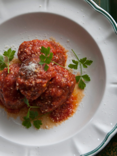 Polpette di pane nel sugo di pomodoro
