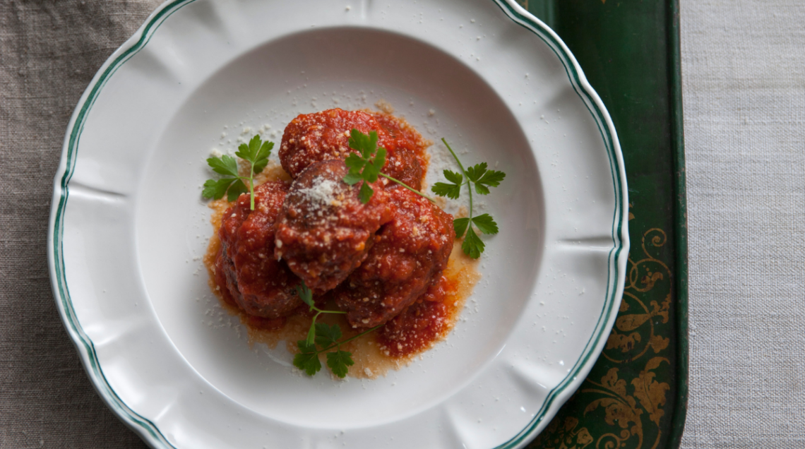 Polpette di pane nel sugo di pomodoro in un piatto