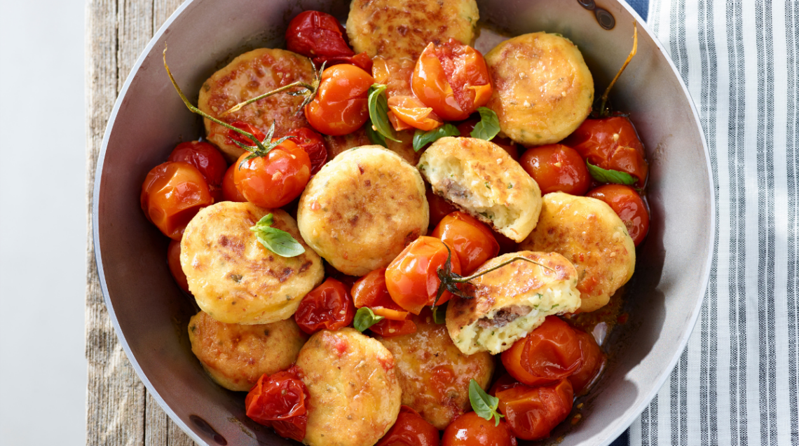 Polpette di ricotta in salsa piccante e pomodorini