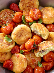 Polpette di ricotta in salsa piccante e pomodorini