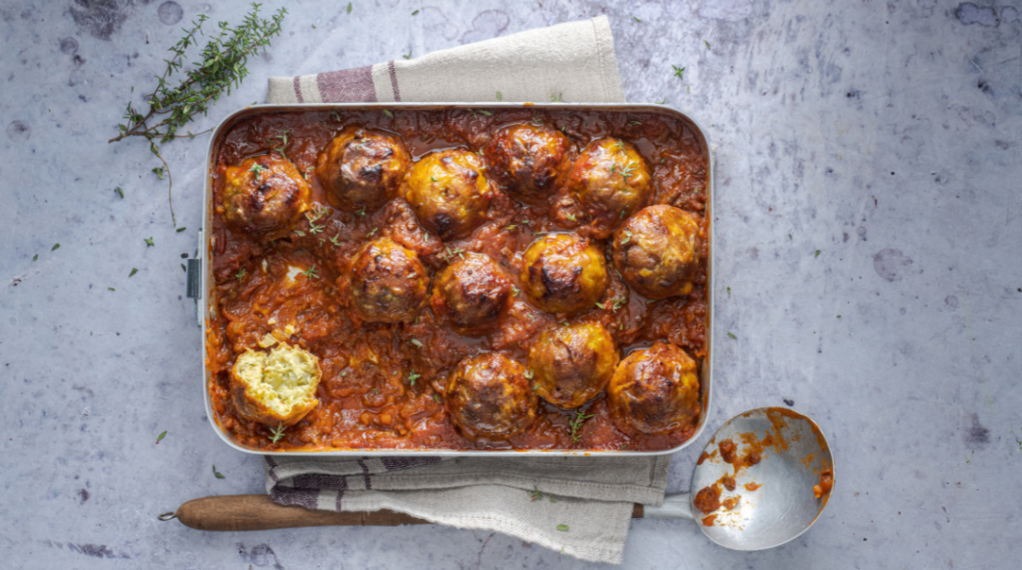 Teglia di polpette di sedani alla pratese con cucchiaio a lato