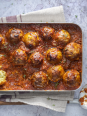 Teglia di polpette di sedani alla pratese con cucchiaio a lato