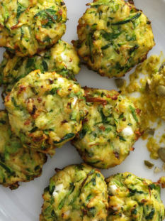 Polpette di zucchine e feta con salsa di fiori