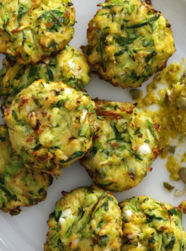 Polpette di zucchine e feta con salsa di fiori