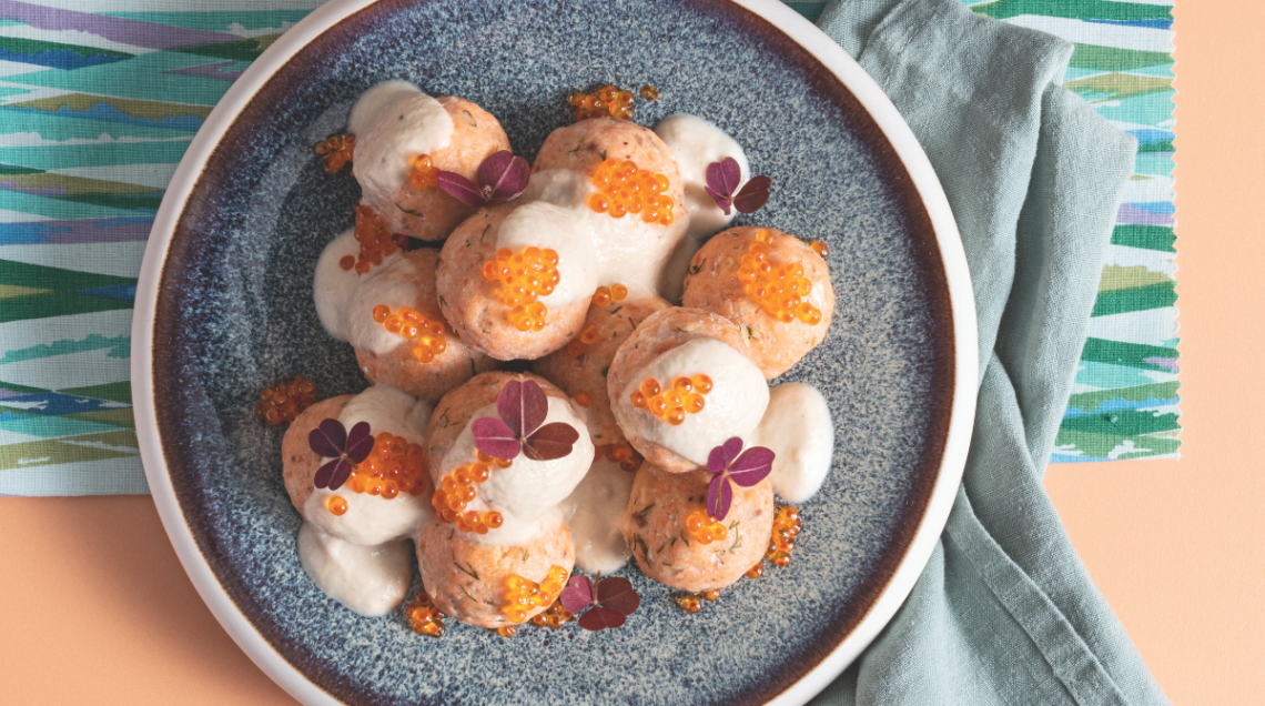 Polpette svedesi di pesce ricoperte di salsa