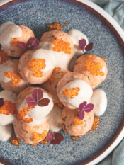 Polpette svedesi di pesce ricoperte di salsa