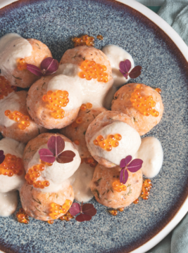 Polpette svedesi di pesce ricoperte di salsa