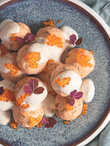 Polpette svedesi di pesce ricoperte di salsa