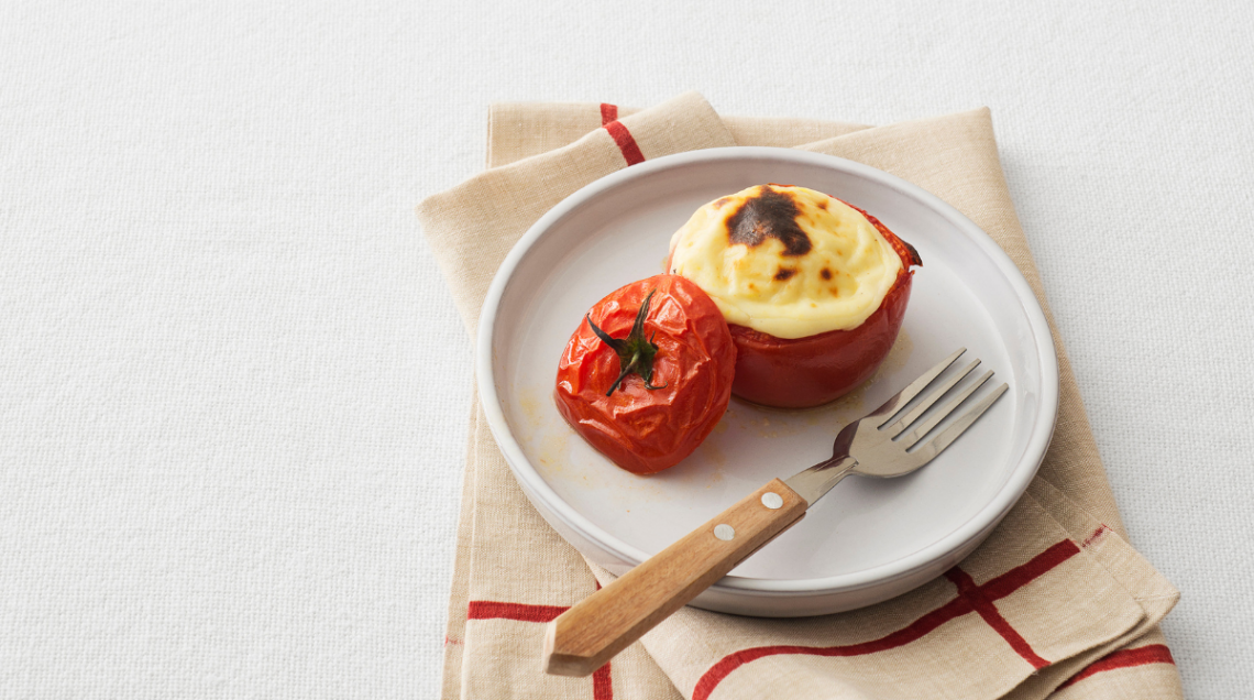 Pomodoro ripieno di mozzarella in un piatto