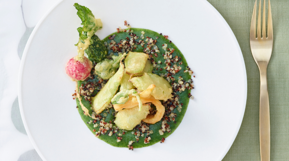 Quinoa con vellutata di foglie, pesto e tempura di broccoletti