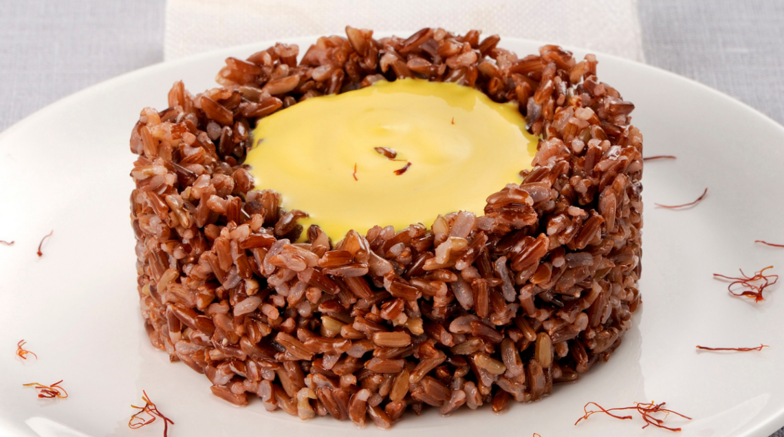 tortino di riso rosso con salsa gialla