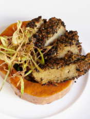 Seitan in crosta di sesamo con zucca al forno e porro fritto