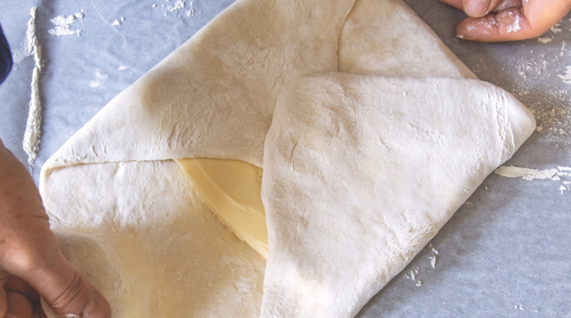 pasta sfoglia chiusa a lettera per creare le sfogliatine