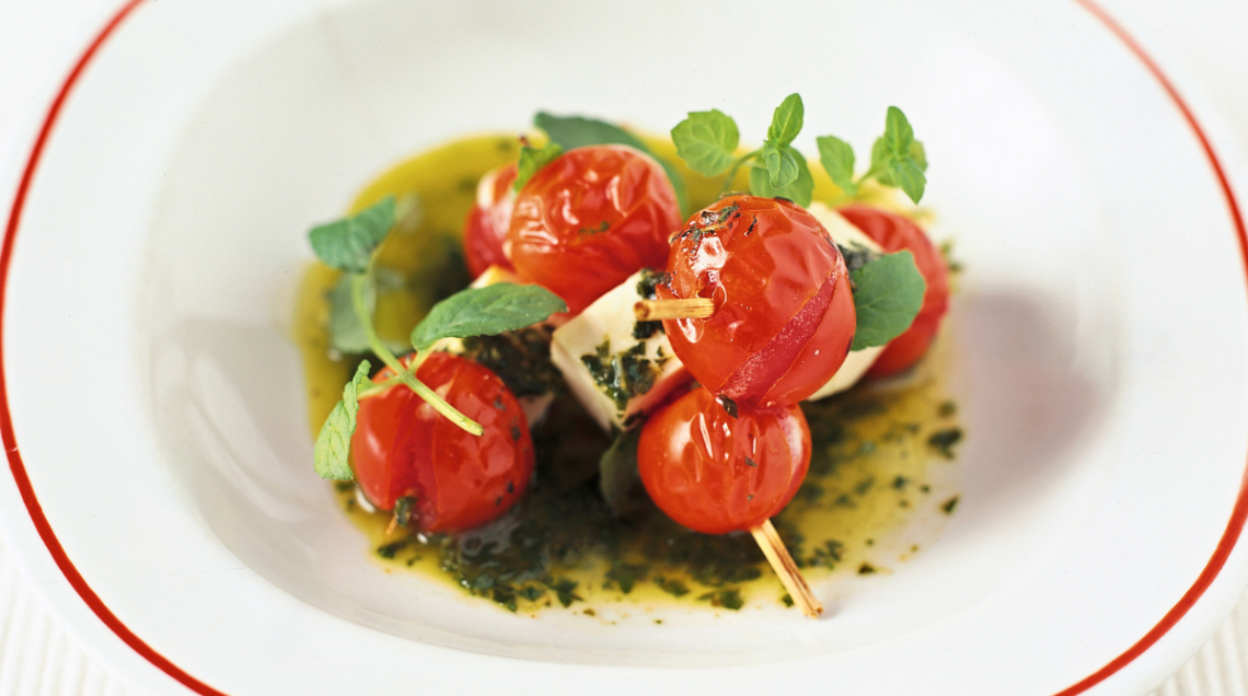 Spiedini di pomodoro e ricotta salata in un piatto