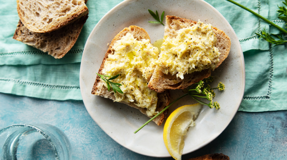 Bruschette con stoccafisso Brandacujun con una fettina di limone