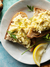 Bruschette con stoccafisso Brandacujun con una fettina di limone