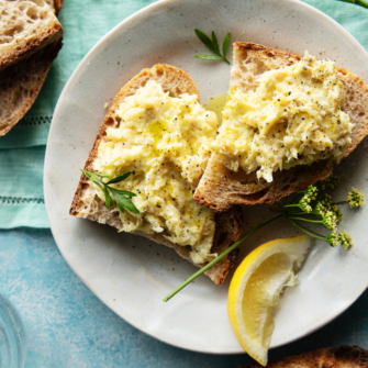 Bruschette con stoccafisso Brandacujun con una fettina di limone