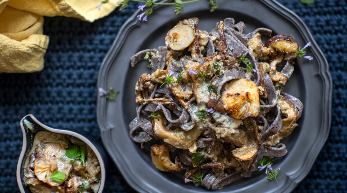 Tagliatelle di saraceno con sugo di funghi secchi al latte