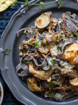 Tagliatelle di saraceno con sugo di funghi secchi al latte