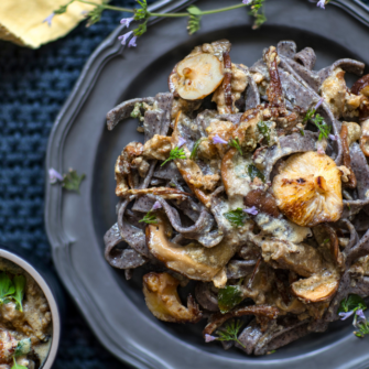 Tagliatelle di saraceno con sugo di funghi secchi al latte