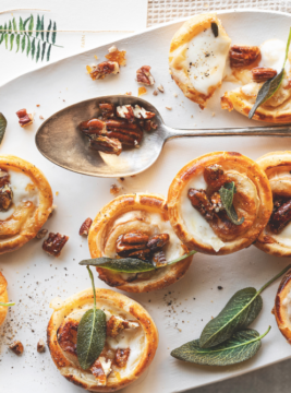 Tartellette allo chèvre con noci pecan caramellate