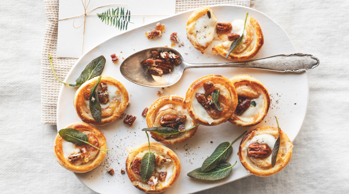 tartellette allo chèvre con noci pecan caramellate