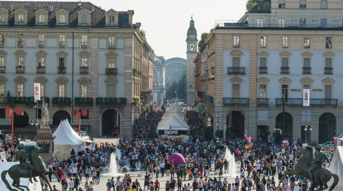 Piazza Castello piena di gente per Slow Food