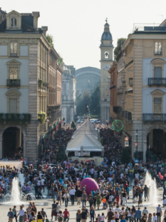 Piazza Castello piena di gente per Slow Food