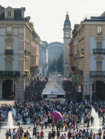 Piazza Castello piena di gente per Slow Food