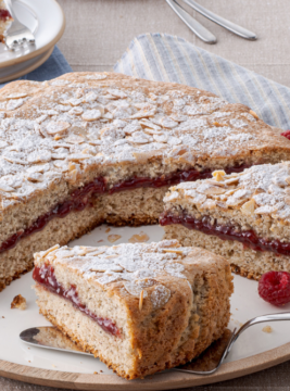 Torta al grano saraceno con confettura di lamponi e mandorle, con olio di semi