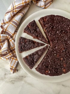 Torta di pane con cioccolato e pere