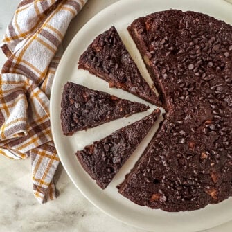 Torta di pane con cioccolato e pere