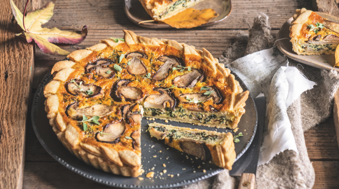 torta salata d'autunno con cavolo nero e porcini