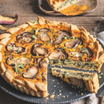 Torta salata d'autunno con con cavolo nero e porcini e pasta brisèe