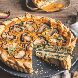Torta salata d'autunno con con cavolo nero e porcini e pasta brisèe