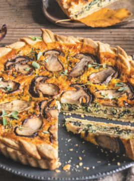 Torta salata d'autunno con con cavolo nero e porcini e pasta brisèe