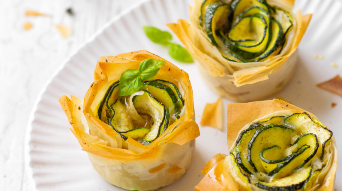 Tortine di zucchine di pasta fillo con provola e pesto