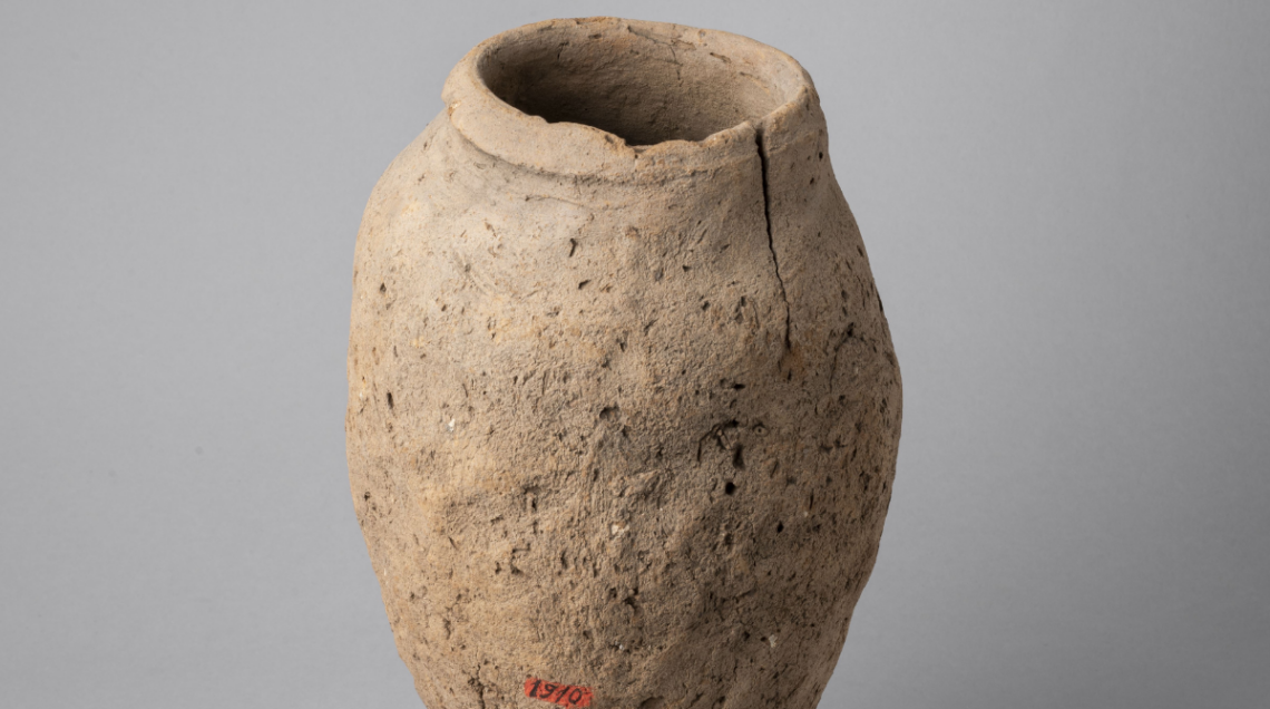 Un vaso di argilla a forma di giara per la conservazione della birra, presso il Museo Egizio, Torino