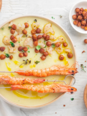 Vellutata di cavolfiori con ceci croccanti e gamberi alla paprica
