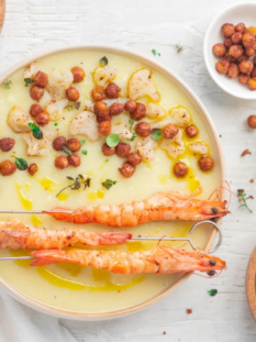 Vellutata di cavolfiori con ceci croccanti e gamberi alla paprica