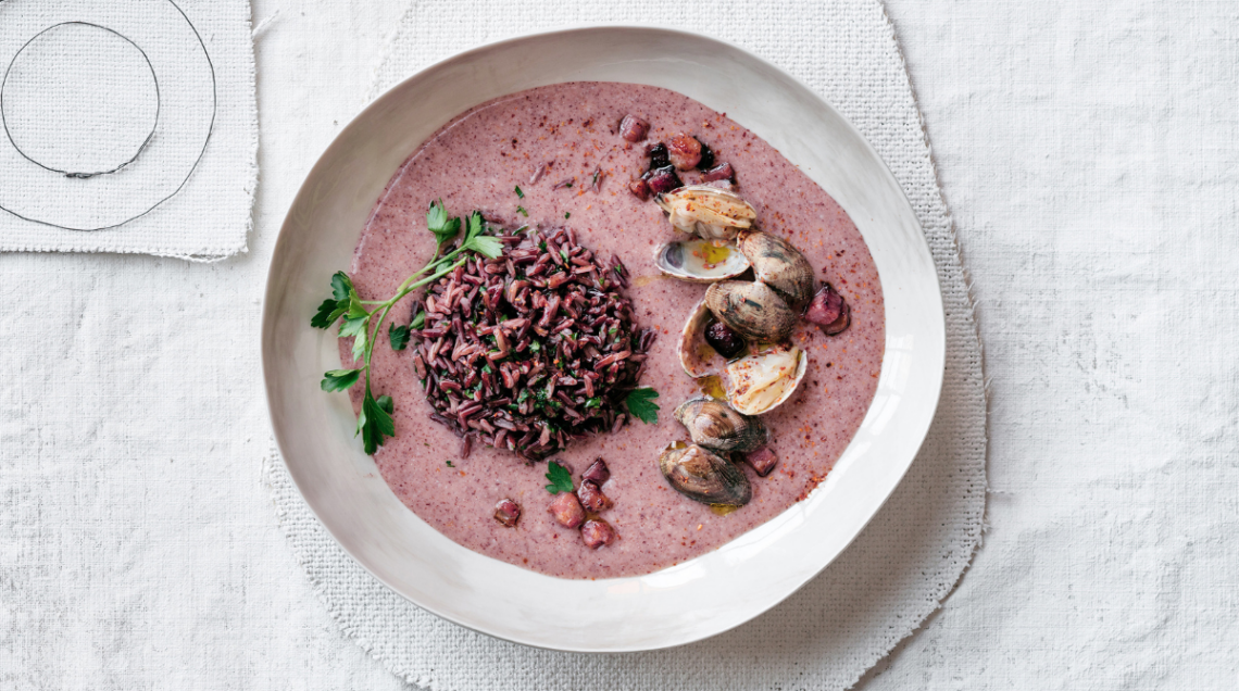 Vellutata di riso rosso con vongole e pancetta croccante
