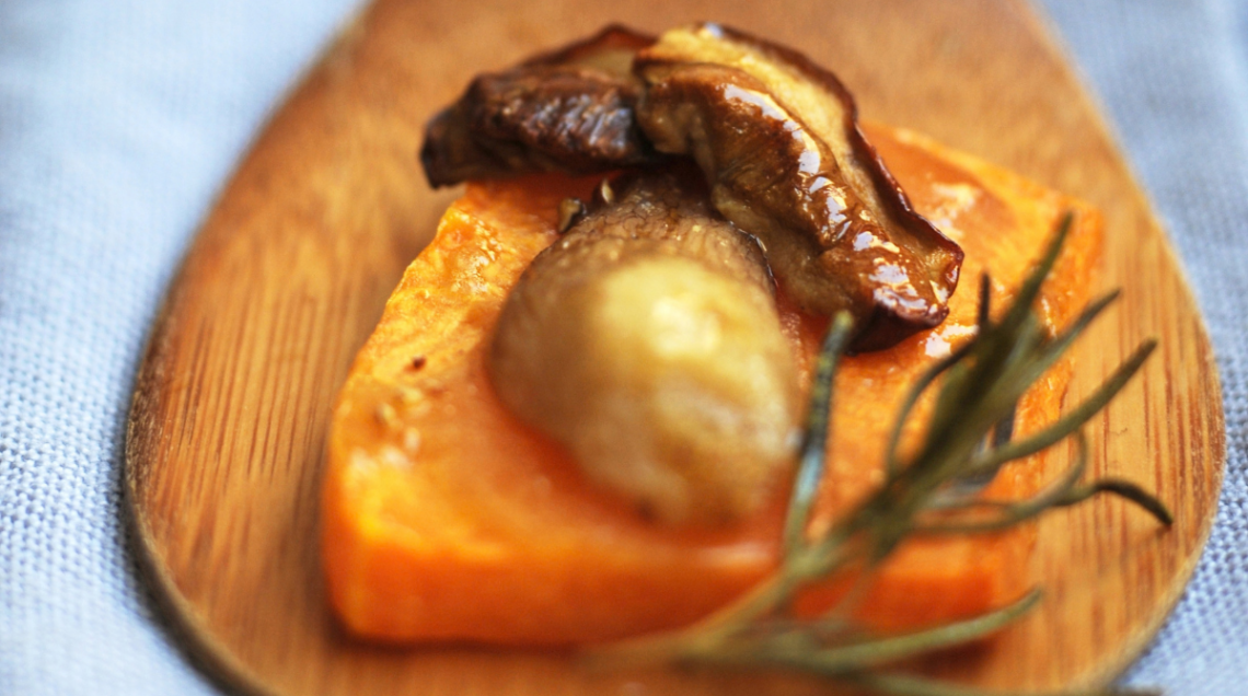 Quadretto di zucca con un porcino