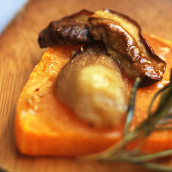 Quadretto di zucca con un porcino